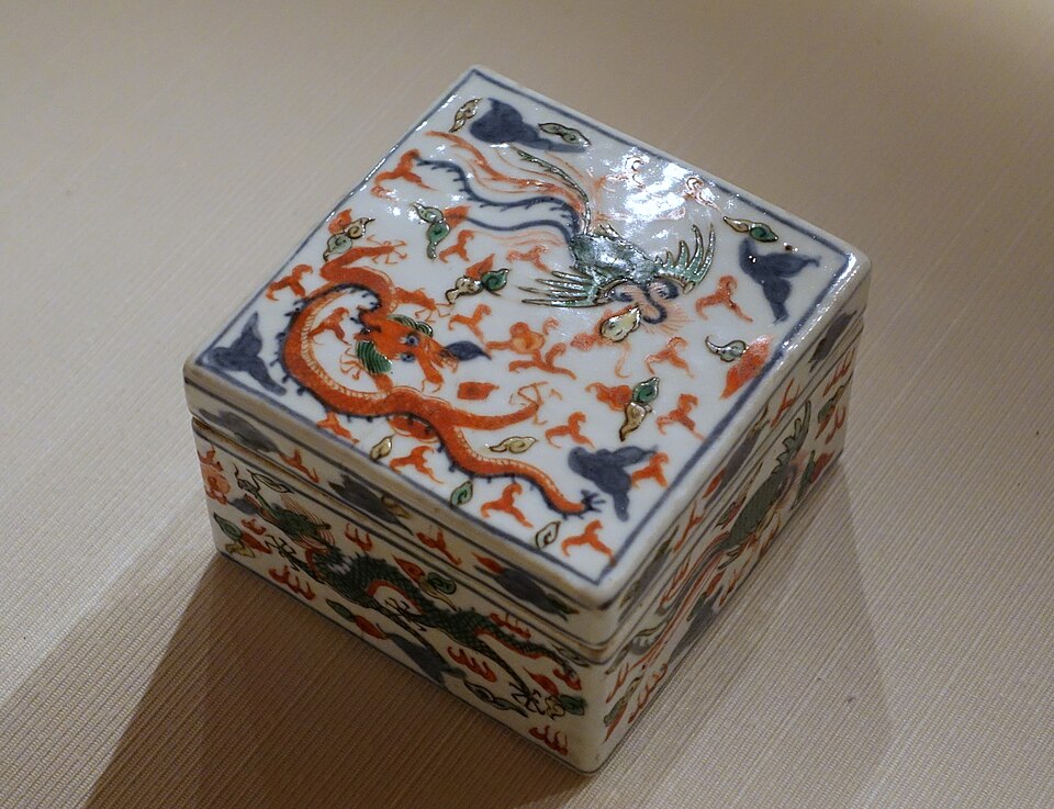 明万历五彩龙凤纹瓷盒