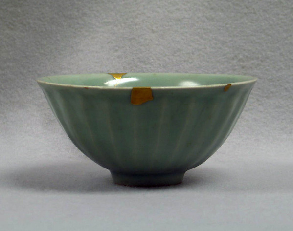 南宋龙泉窑青瓷碗,带金缮修补